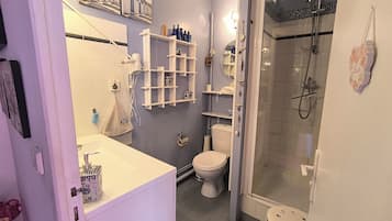 Maison Ville, vue ville | Salle de bain | Douche, sèche-cheveux, serviettes fournies, savon