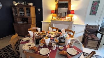 Petit déjeuner complet (8.5 EUR par personne)