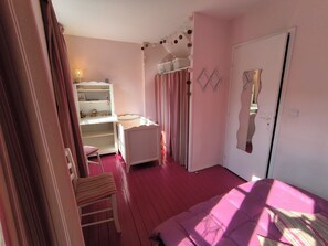 City House, City View | 2 bedrooms, premium bedding, in-room safe, blackout curtains - Dodo et tartines The11 (Bayeux)