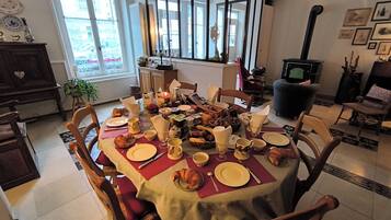 每日供應全套早餐 (每人 EUR8.5)