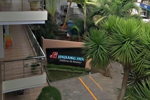 Een bord van Jinjia Inn met een trap die naar een hoger gelegen verdieping leidt.