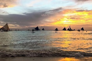 A beach scene with sailboats and a sunset. - Jinjiang Inn - Boracay Station 1 (Boracay Island)