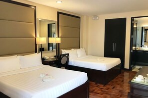 A hotel room with two beds, a desk, and a mirror. - Jinjiang Inn - Boracay Station 1 (Boracay Island)