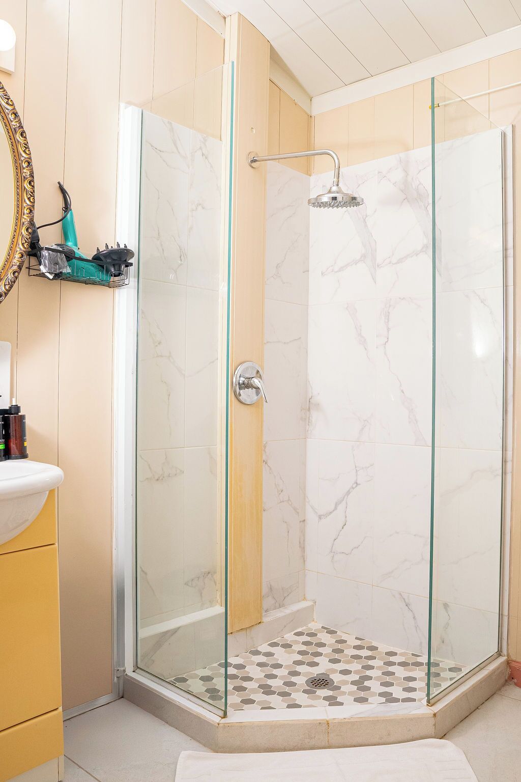 Douche, serviettes fournies, savon, shampoing