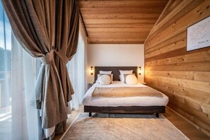 4 chambres, bureau, fer et planche à repasser, lit parapluie