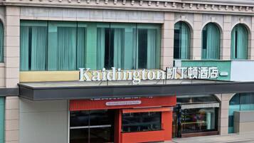 Un edificio con un letrero que dice 'Kaidington Hotel'.