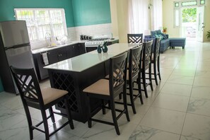 Interior - Charming 3-bedroom bungalow with AC, WiFi and on property parking. Sleeps 6 (Goodwill)