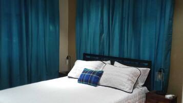 3 slaapkamers, een strijkplank/strijkijzer, gratis wifi, beddengoed