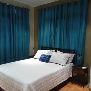 3 bedrooms, iron/ironing board, free WiFi, bed sheets - Charming 3-bedroom bungalow with AC, WiFi and on property parking. Sleeps 6 (Goodwill)