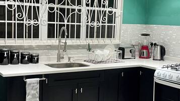 Frigorífico, microondas, placa de cocina y hervidor eléctrico