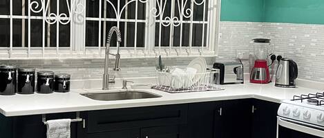 Frigorífic, microones, placa de cuina i bullidora elèctrica