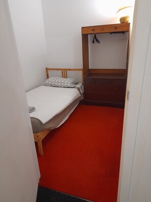 4 quartos, ferros/tábuas de passar roupa, roupa de cama