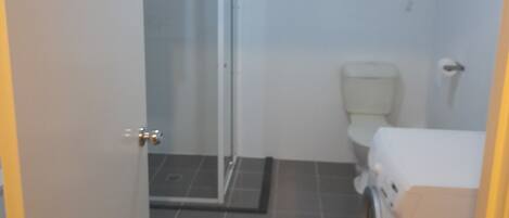 Haartrockner, HandtĂŒcher, Seife, Toilettenpapier