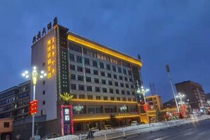 Unclassified image, 2 of 18, button - Building a Grand Hotel (Jingtai)