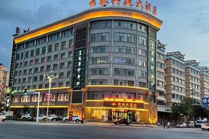 Unclassified image, 2 of 18, button - Building a Grand Hotel (Jingtai)