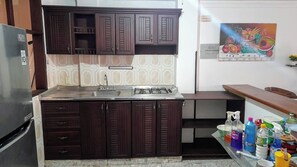 Kühlschrank, Herdplatte, Wasserkocher mit Kaffee-/Teezubehör, Mixer