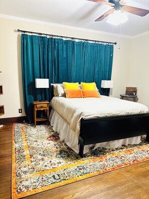 3 bedrooms, desk, iron/ironing board, free WiFi - Charming 3-bedroom cottage in Downtown Sulphur (Sulphur)