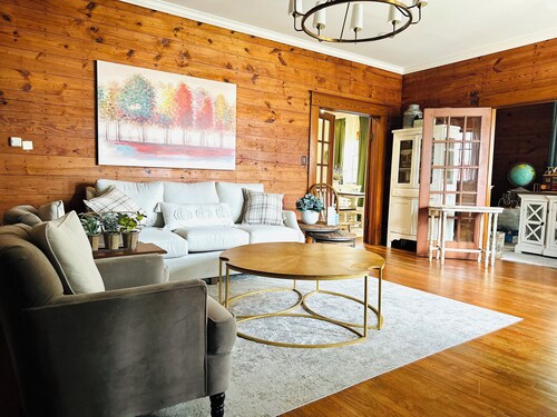 Charming 3-bedroom cottage in Downtown Sulphur