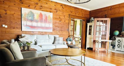 Charming 3-bedroom cottage in Downtown Sulphur