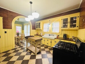 Fridge, microwave, oven, stovetop - Charming 3-bedroom cottage in Downtown Sulphur (Sulphur)
