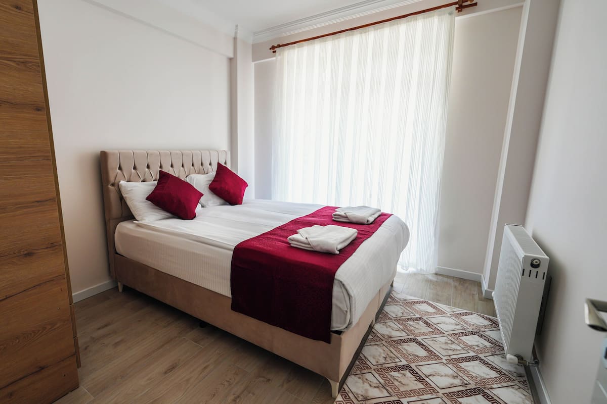 1 habitación, espacio para trabajar con laptop y insonorización