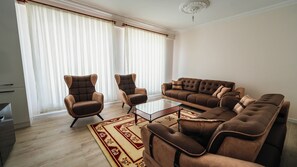 Leilighet – deluxe | Oppholdsområde | TV