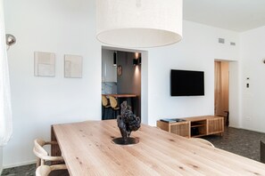 Appartement, patio, vue sur la ville | Salle à manger