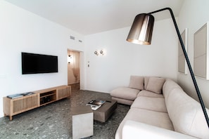 Appartement, terras, uitzicht op de stad | 2 slaapkamers, luxe beddengoed, donsdekens, een strijkplank/strijkijzer