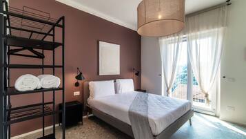 Apartemen, patio, pemandangan kota | 2 kamar tidur, seprai premium, dan selimut bulu angsa