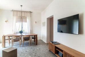 Appartement, patio, vue ville | Salle de séjour