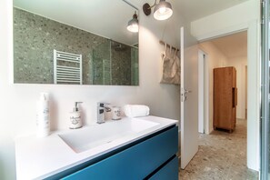Appartement, patio, vue sur la ville | Salle de bain | Douche, articles de toilette (gratuits), séchoir à cheveux