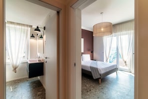 Appartement, terras, uitzicht op de stad | 2 slaapkamers, luxe beddengoed, donsdekens, een strijkplank/strijkijzer