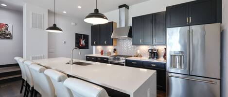 Refrigerador, microondas, horno, placa de cocina