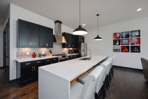 冷蔵庫、電子レンジ、オーブン、コンロ