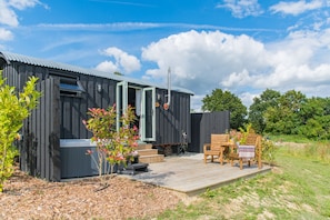 Terrace/patio - Ernest  -  a holiday let by Bloom Stays that sleeps 2 guests  in 1 bedroom (Tenterden)