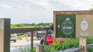 Een bordje voor McCanns & Kitchen, met het logo van Hukins Hops.