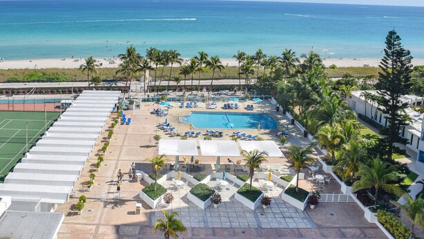 A resort with a pool, beach, and tennis court. - 2bd Oceanfront Master Ste OceanView w/balcony, Pool, nearby dining, beach access (Miami Beach)