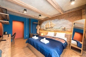 Une chambre à coucher avec un lit, un bureau, une chaise et un lit superposé.