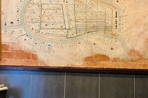Un plan détaillé de l’agencement d’un bâtiment, indiquant les pièces et les couloirs.