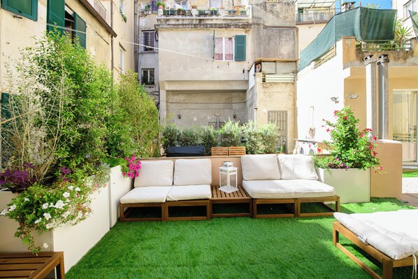 Property grounds - Petit bijou with green terrace _Heart of the Old Town (Genova)