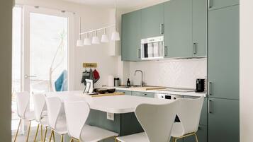 Frigorifero, microonde, forno, piano cottura