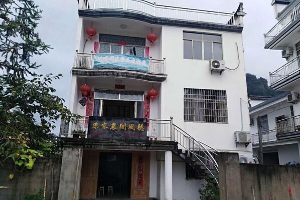 المنشأة من الخارج