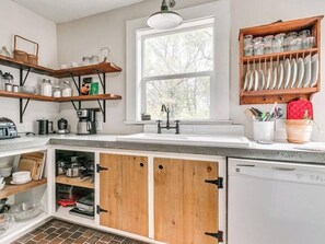 Fridge, microwave, stovetop, dishwasher - Nestled Victorian Historic Area (Guthrie)