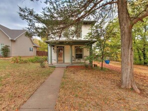 Exterior - Nestled Victorian Historic Area (Guthrie)