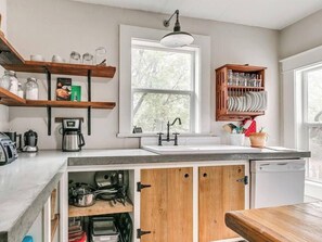 Kjøleskap, mikrobølgeovn, kokeplater og oppvaskmaskin