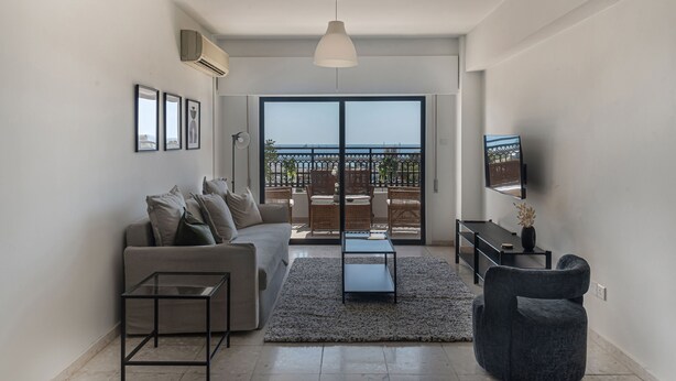 Luxury Apartment | In-room safe, blackout curtains, iron/ironing board, free WiFi - Phaedrus Living Seaview Phinikoudes Flat (Larnaca)