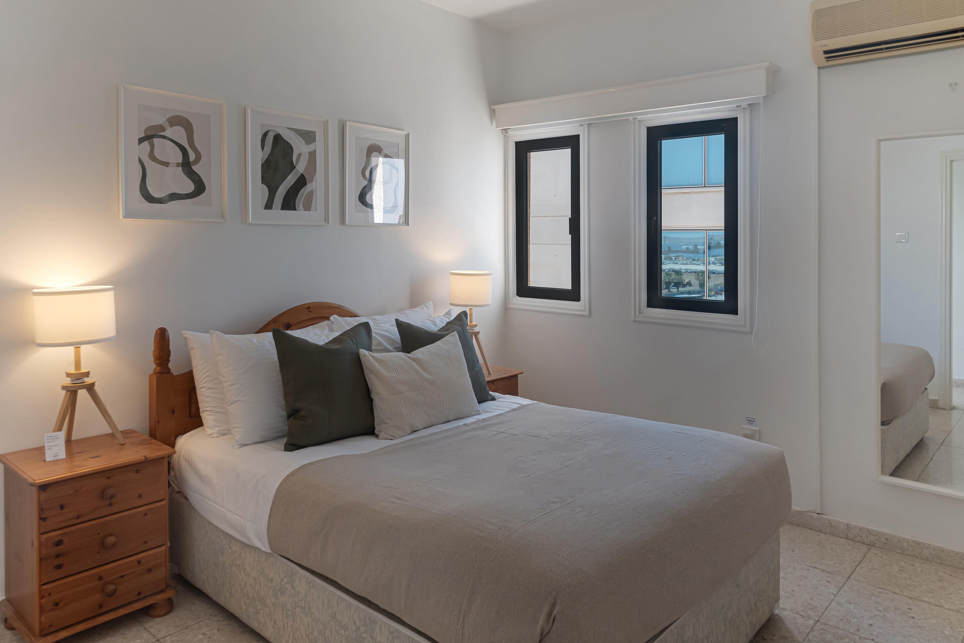 Luxury Apartment | In-room safe, blackout drapes, iron/ironing board, WiFi (free)