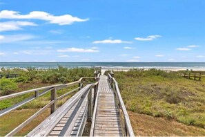 On the beach - Luxury Beachfront Villa - 19 | Newly Renovated | Pet Friendly | 5 Star Amenities (Surfside Beach)
