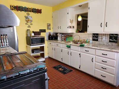OLD DALLAS INN Charming 4-bedroom house, LARGE Dog friendly Backyard 