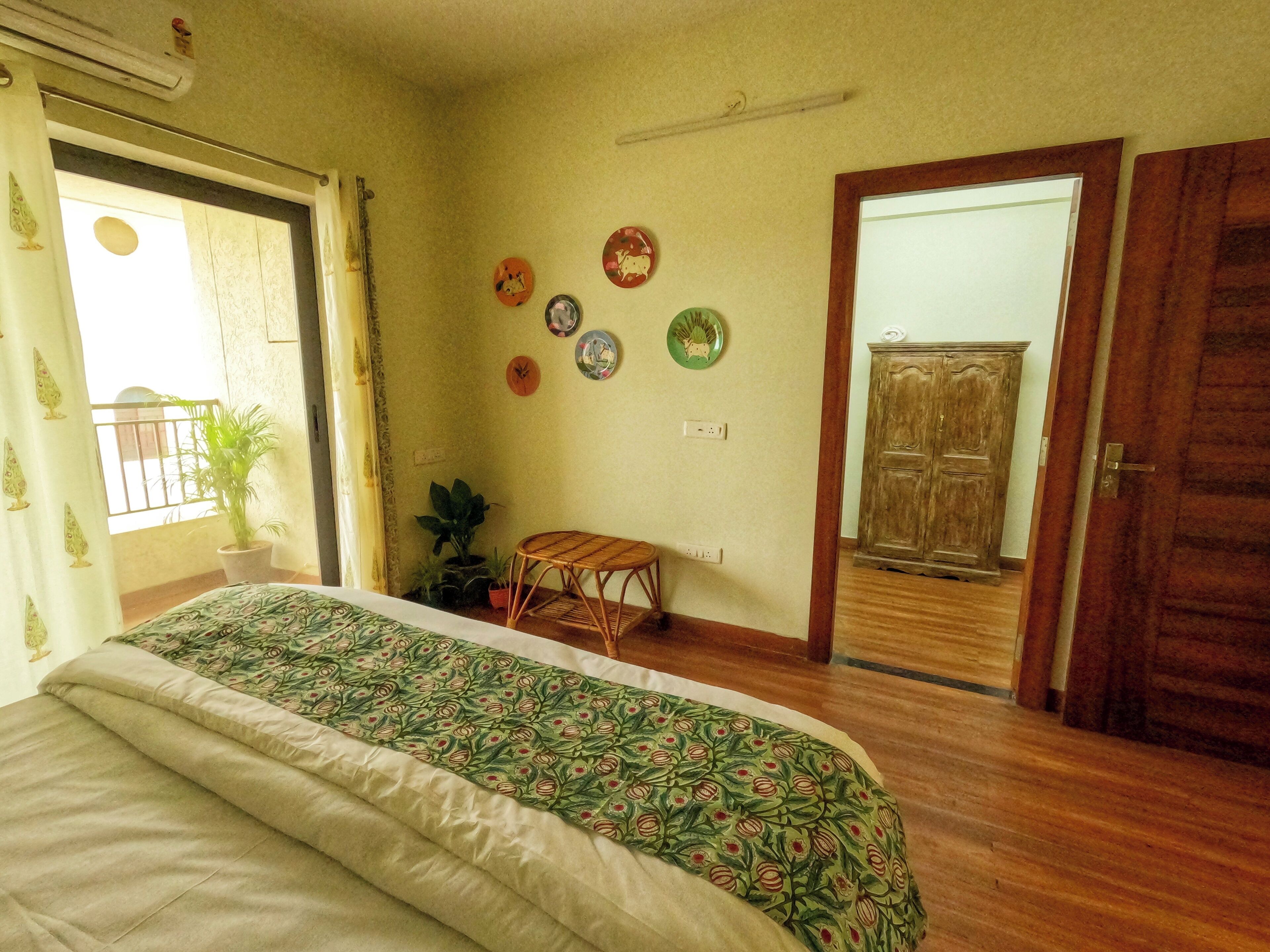 4 chambres, coffres-forts dans les chambres, fer et planche à repasser